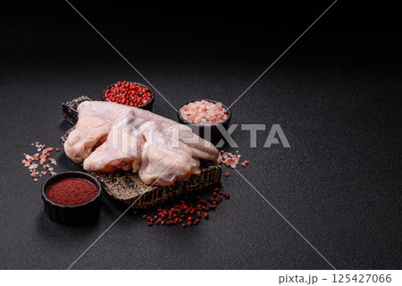 Raw chicken wings with salt, spices and herbs 125427066