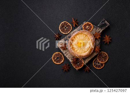 Sweet round tart with pineapple Sweet round tart with pineapple 125427097