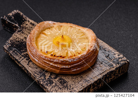 Sweet round tart with pineapple 125427104