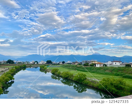 雨上がりの空と川と富士山 125427335