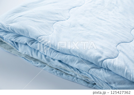夏の肌掛け布団 125427362