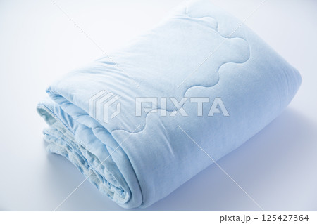 夏の肌掛け布団 125427364