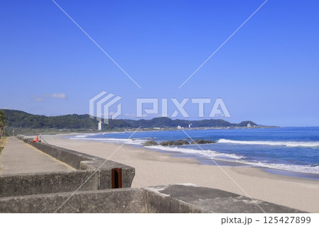 千葉県南房総市の和田浦海水浴場の青い海と青い空 125427899