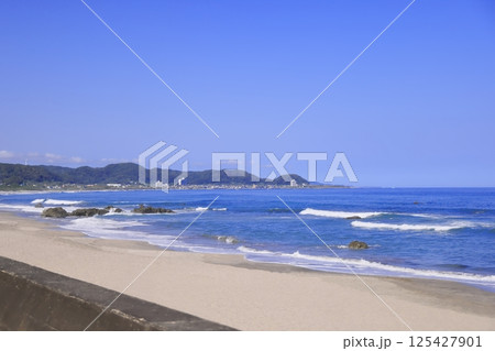 千葉県南房総市の和田浦海水浴場の青い海と青い空 千葉県南房総市の和田浦海水浴場の青い海と青い空 125427901