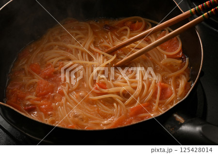 料理中のトマトソースパスタ 125428014