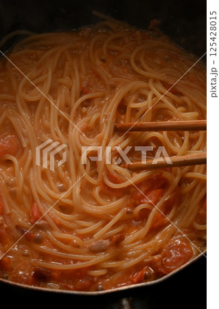 料理中のトマトソースパスタ 125428015