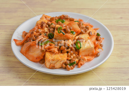 キムチと豆腐と納豆の炒め物 キムチと豆腐と納豆の炒め物 125428019