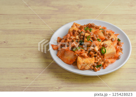 キムチと豆腐と納豆の炒め物 キムチと豆腐と納豆の炒め物 125428023