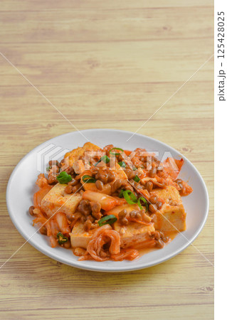 キムチと豆腐と納豆の炒め物 キムチと豆腐と納豆の炒め物 125428025