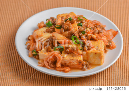 キムチと豆腐と納豆の炒め物 125428026