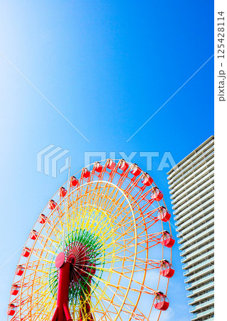 青空と観覧車のシンプルな神戸ハーバーランドの風景 青空と観覧車のシンプルな神戸ハーバーランドの風景 125428114