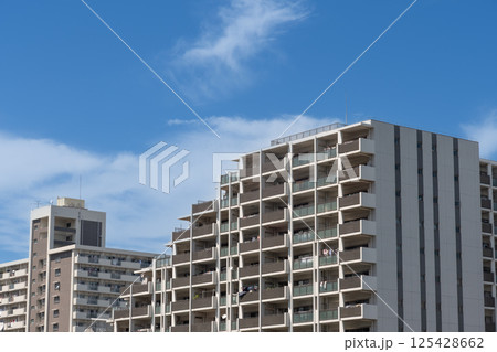 青空に映えるマンション 青空に映えるマンション 125428662