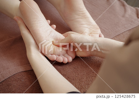 足裏のマッサージを受ける女性 125428675