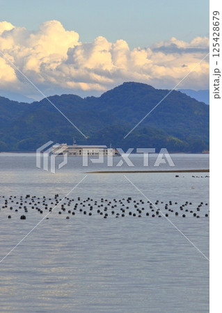 西へ向かってゆっくり進む豪華客船 西へ向かってゆっくり進む豪華客船 125428679