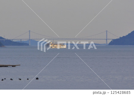 夕日を受ける豪華客船 125428685