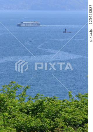 穏やかな春の瀬戸内海を のんびり走る豪華客船 穏やかな春の瀬戸内海を のんびり走る豪華客船 125428687