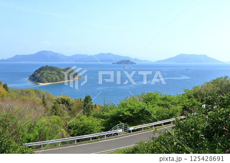 瀬戸内海に浮かぶ島々とクルージング船 瀬戸内海に浮かぶ島々とクルージング船 125428691