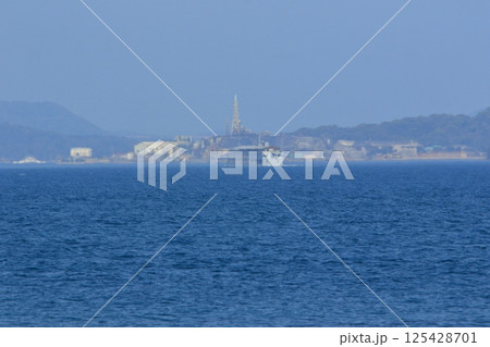大芝島から望む 広島の軍艦島と豪華客船 大芝島から望む 広島の軍艦島と豪華客船 125428701