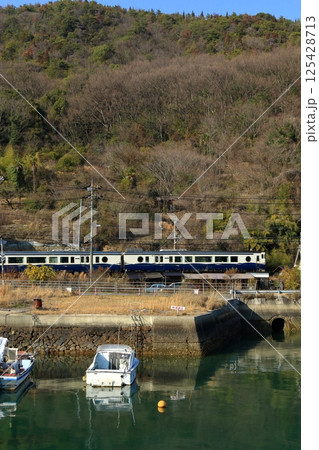 漁港と山と観光列車 漁港と山と観光列車 125428713