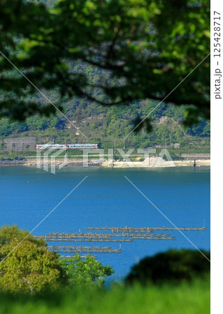 長閑な瀬戸の海沿いを ゆっくり走る列車 長閑な瀬戸の海沿いを ゆっくり走る列車 125428717