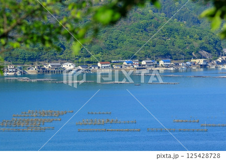 観光列車が海沿いを走る 穏やかな瀬戸内風景 125428728