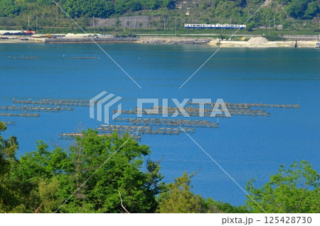 穏やかな瀬戸の海沿いを走る 観光列車エトセトラ 125428730