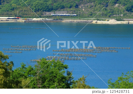 穏やかな瀬戸の海沿いを走る 観光列車エトセトラ 穏やかな瀬戸の海沿いを走る 観光列車エトセトラ 125428731