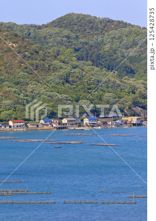 観光列車が海沿いを走る 穏やかな瀬戸内風景 観光列車が海沿いを走る 穏やかな瀬戸内風景 125428735