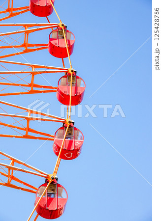 青空と観覧車のシンプルな風景 125428786