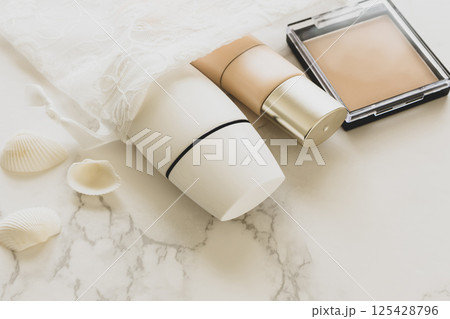 日焼け止め　紫外線対策　夏のスキンケア 125428796