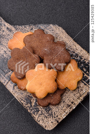 Ginger sweet cookies in yellow and brown color Ginger sweet cookies in yellow and brown color 125429385