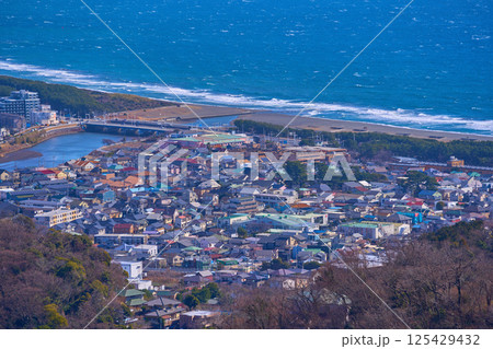 神奈川県平塚市の高麗山公園(湘南平)から東側の眺望(大磯町東町,花水川,唐ケ原,撫子原,相模湾など) 125429432