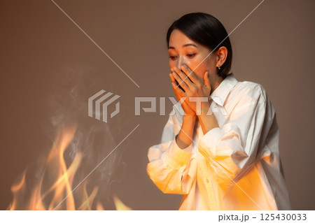 女性 火災 女性 火災 125430033