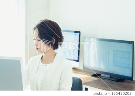 DXツールで仕事するビジネスウーマン DXツールで仕事するビジネスウーマン 125430202