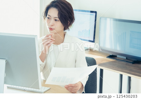 DXツールで仕事するビジネスウーマン 125430203