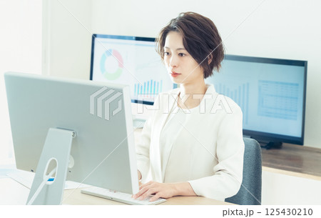 DXツールで仕事するビジネスウーマン 125430210