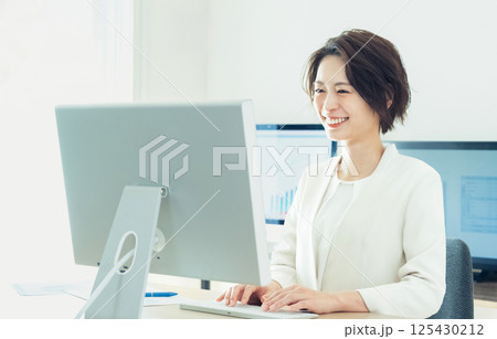 DXツールで仕事するビジネスウーマン DXツールで仕事するビジネスウーマン 125430212