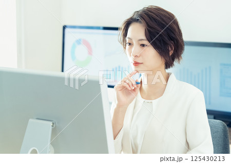 DXツールで仕事するビジネスウーマン 125430213