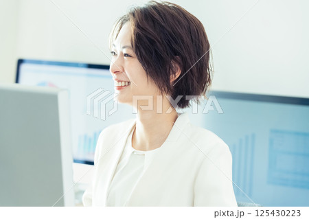 DXツールで仕事するビジネスウーマン DXツールで仕事するビジネスウーマン 125430223