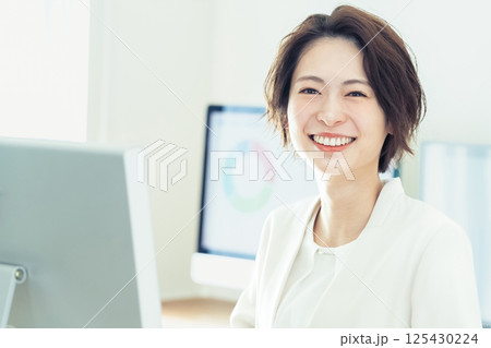 DXツールで仕事するビジネスウーマン 125430224