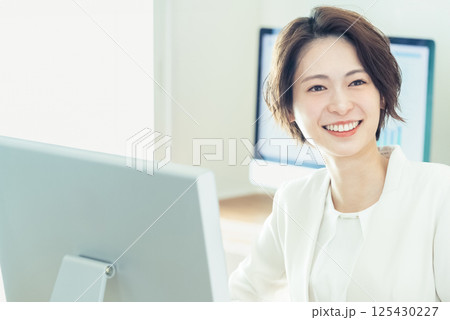 DXツールで仕事するビジネスウーマン 125430227