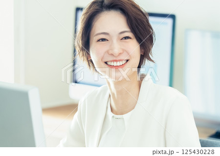 DXツールで仕事するビジネスウーマン DXツールで仕事するビジネスウーマン 125430228