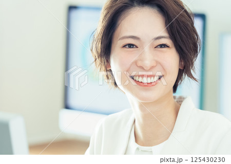 DXツールで仕事するビジネスウーマン DXツールで仕事するビジネスウーマン 125430230