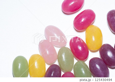 色とりどりのジェリービーンズ・お菓子の背景素材 125430494