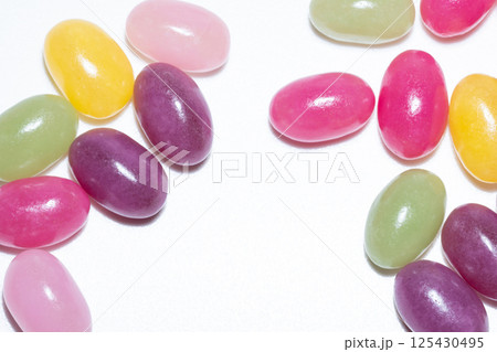 カラフルなグミキャンディーの白背景フラットレイ 125430495