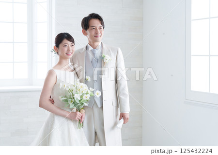 結婚式をする新郎新婦 125432224