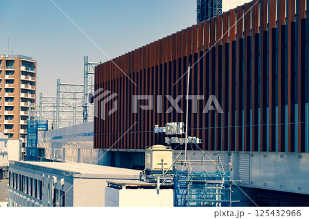 鉄道の高架化工事が進む東京 東村山駅西口 2025.04　a-3 暖色寒色強調 125432966