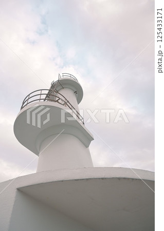 夕暮れの空と白い雲と灯台 125433171