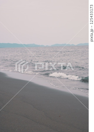 砂浜に打ち寄せる波 125433173