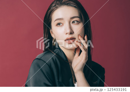 クールビューティーの女性 125433191